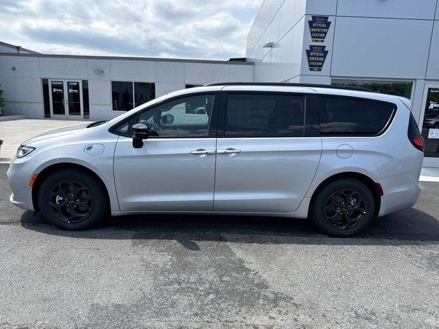 new 2024 Chrysler Pacifica Hybrid car, priced at $44,129