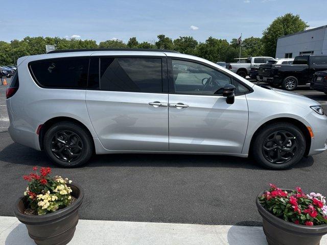 new 2024 Chrysler Pacifica Hybrid car, priced at $44,129