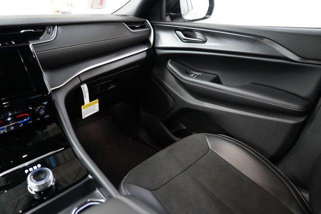 new 2025 Jeep Grand Cherokee car, priced at $41,975
