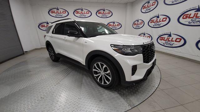 new 2025 Ford Explorer car, priced at $40,976