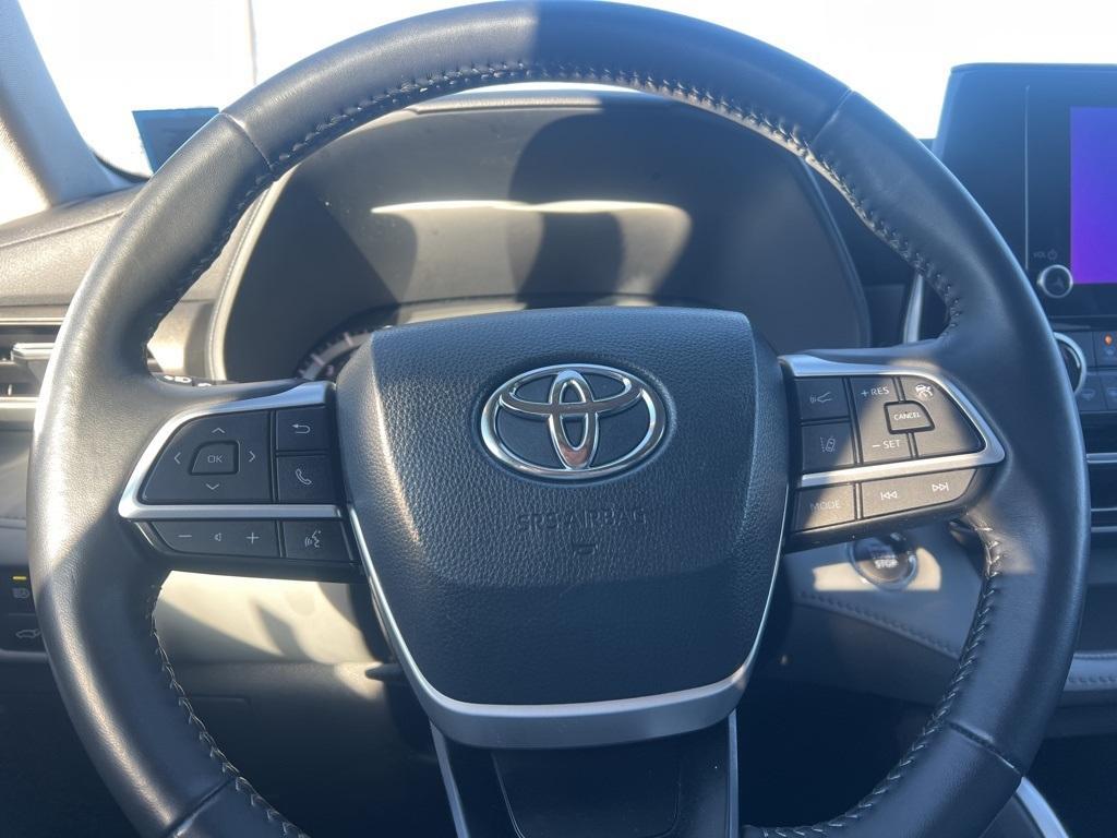 used 2023 Toyota Highlander car, priced at $34,900