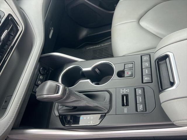 used 2021 Toyota Highlander car, priced at $31,900