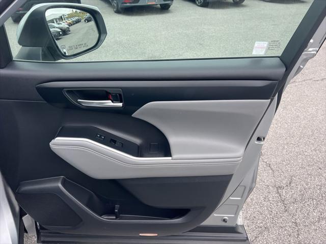 used 2021 Toyota Highlander car, priced at $31,900