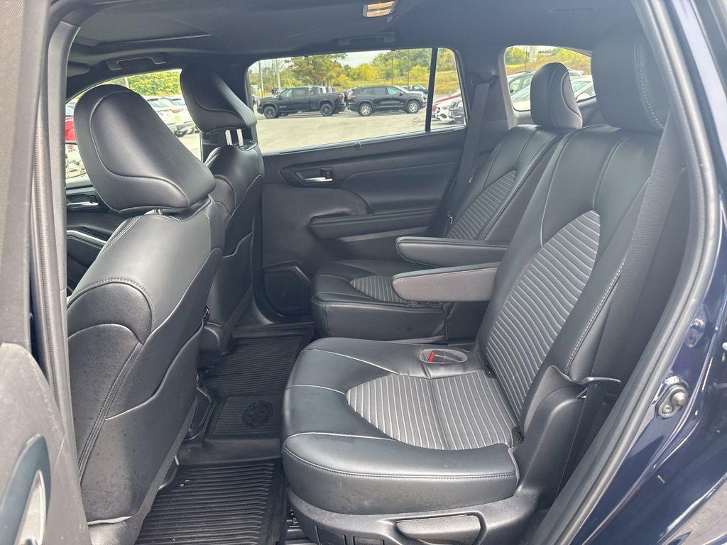used 2022 Toyota Highlander car, priced at $39,895