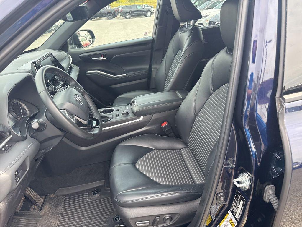 used 2022 Toyota Highlander car, priced at $39,895