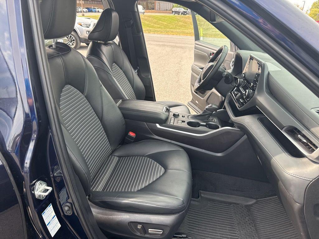 used 2022 Toyota Highlander car, priced at $39,895