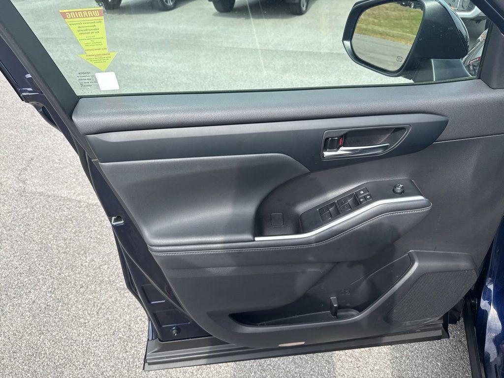 used 2022 Toyota Highlander car, priced at $39,895