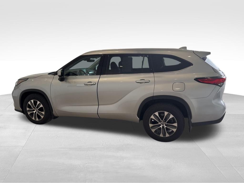 used 2022 Toyota Highlander car, priced at $35,888