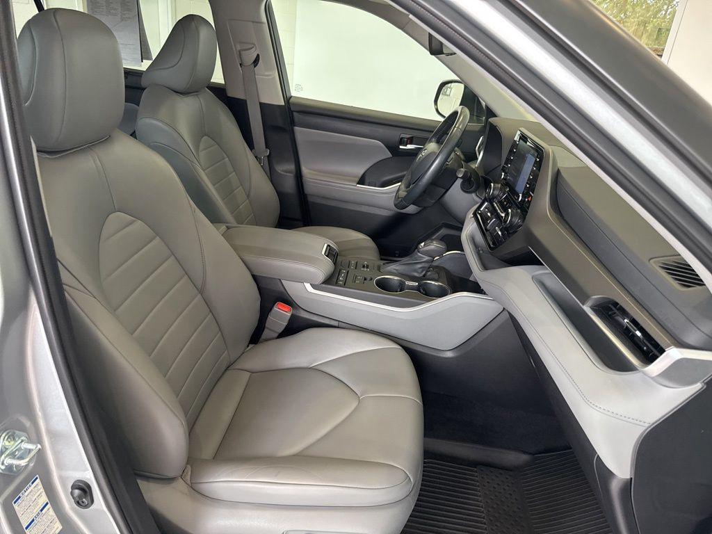 used 2022 Toyota Highlander car, priced at $35,888