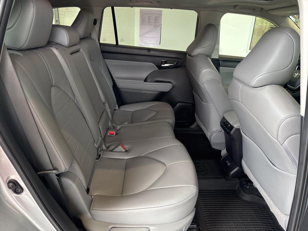 used 2022 Toyota Highlander car, priced at $35,888