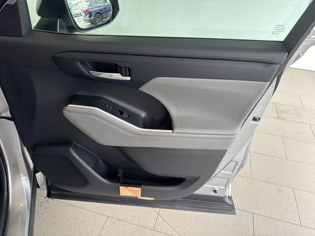 used 2022 Toyota Highlander car, priced at $35,888