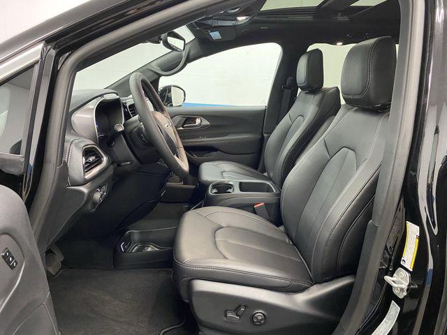 new 2025 Chrysler Pacifica car, priced at $44,368