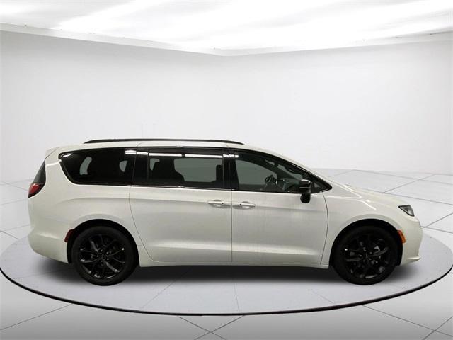 new 2024 Chrysler Pacifica car, priced at $48,212