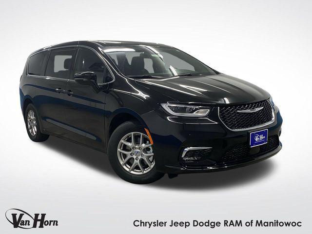 new 2025 Chrysler Pacifica car, priced at $39,372