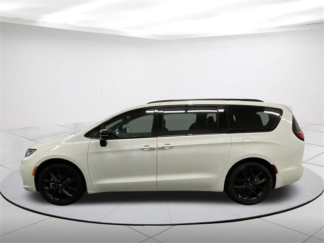 new 2024 Chrysler Pacifica car, priced at $42,462