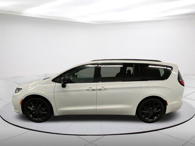 new 2024 Chrysler Pacifica car, priced at $48,752