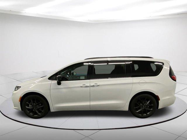 new 2024 Chrysler Pacifica car, priced at $42,303