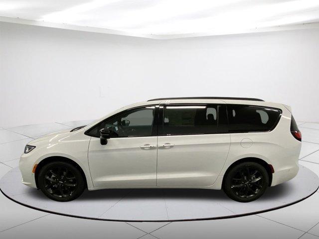 new 2024 Chrysler Pacifica car, priced at $41,903