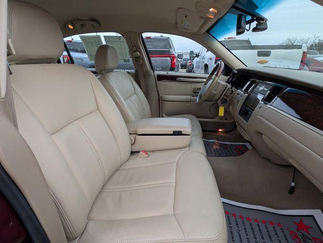 used 2007 Lincoln Town Car car, priced at $9,500