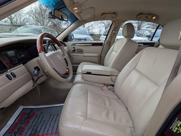 used 2007 Lincoln Town Car car, priced at $9,500