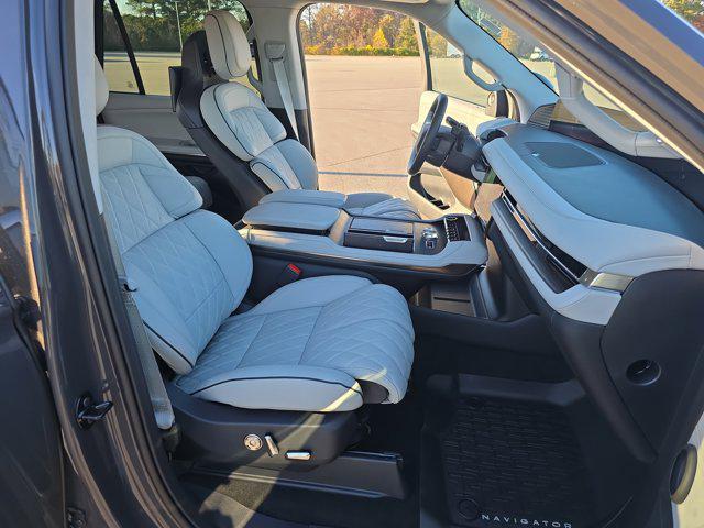 new 2025 Lincoln Navigator car, priced at $125,335