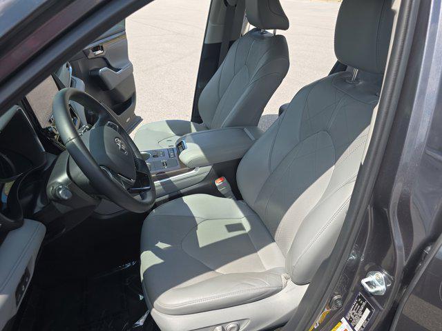 used 2021 Toyota Highlander Hybrid car, priced at $41,164