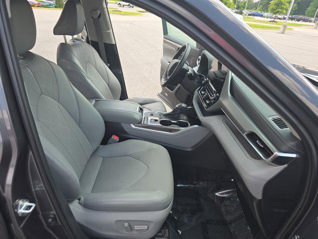 used 2021 Toyota Highlander Hybrid car, priced at $41,164