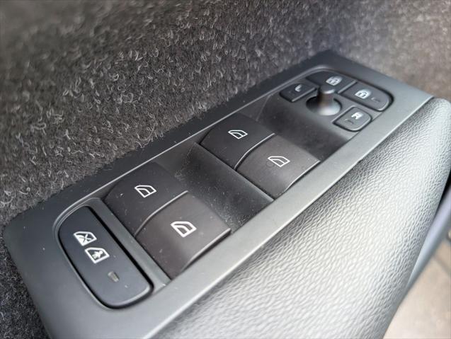 used 2020 Volvo XC40 car, priced at $21,998