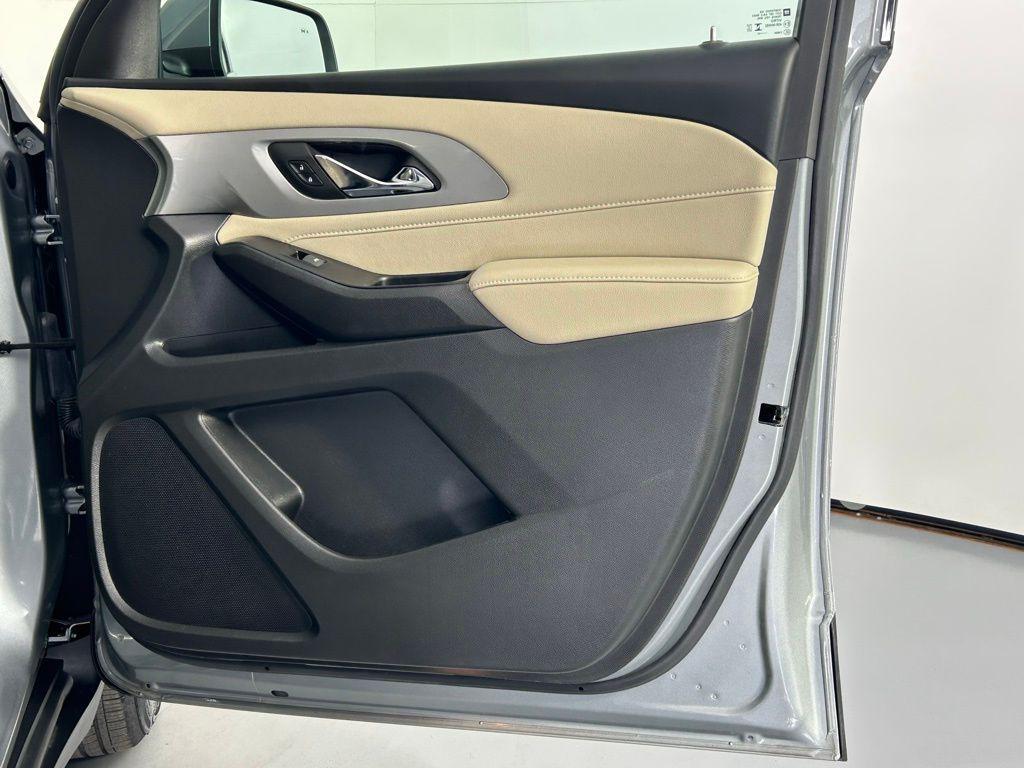 used 2023 Chevrolet Traverse car, priced at $26,999