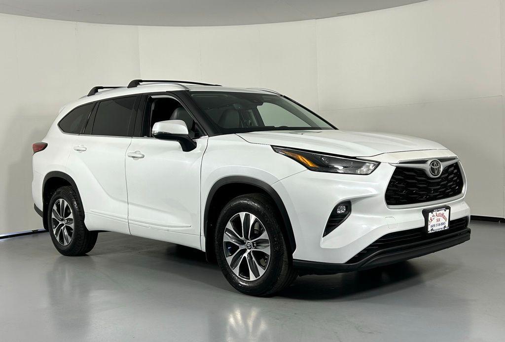 used 2022 Toyota Highlander car, priced at $32,750
