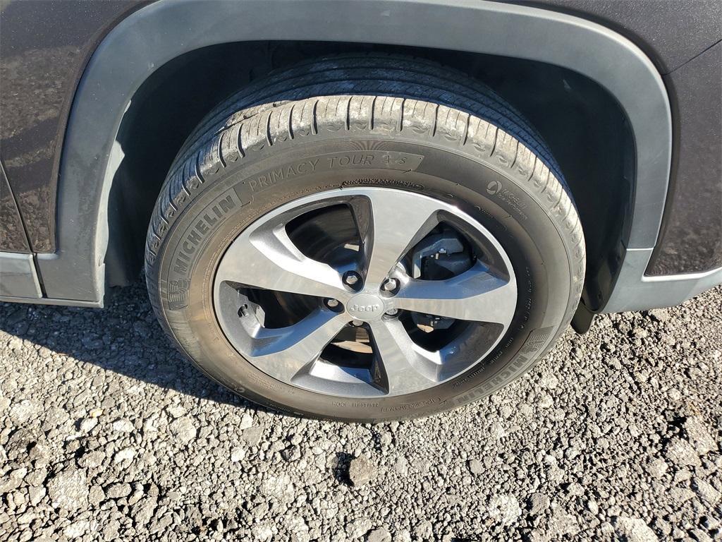 used 2019 Jeep Cherokee car, priced at $18,974