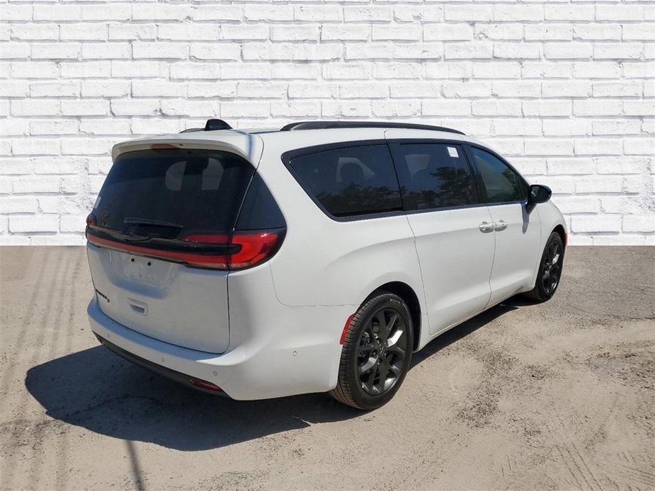 new 2024 Chrysler Pacifica car, priced at $44,250