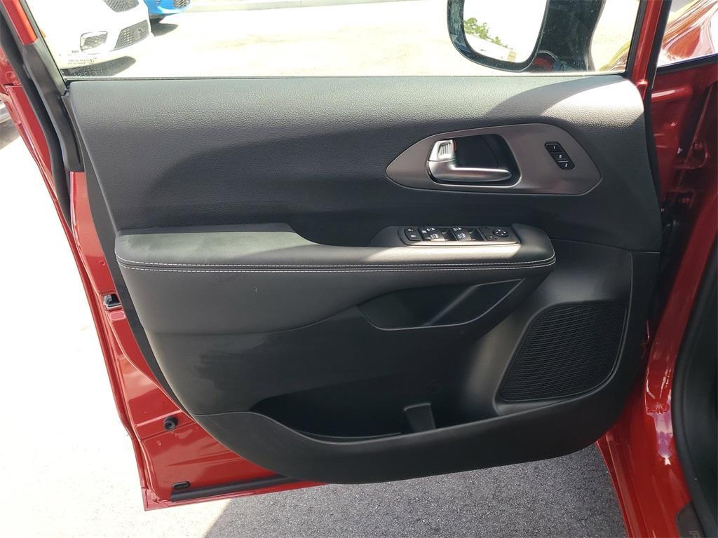 new 2025 Chrysler Pacifica car