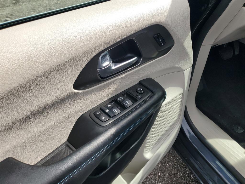 used 2021 Chrysler Pacifica car, priced at $23,446