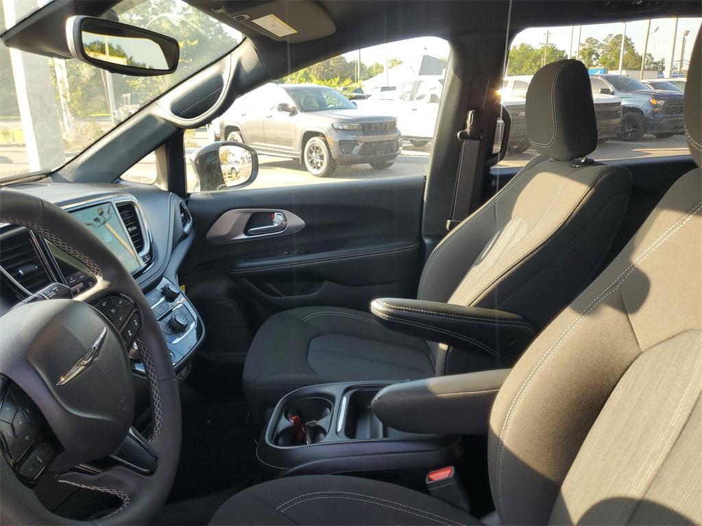 used 2024 Chrysler Pacifica car, priced at $30,334