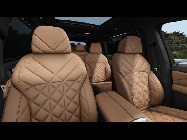 new 2025 BMW X7 car, priced at $92,025