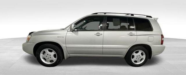 used 2005 Toyota Highlander car, priced at $5,900