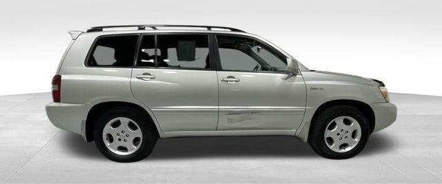 used 2005 Toyota Highlander car, priced at $5,900