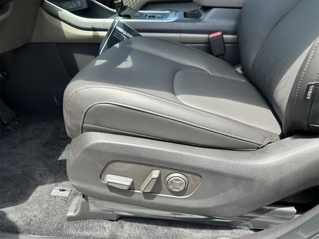 new 2025 Kia Carnival car, priced at $40,650