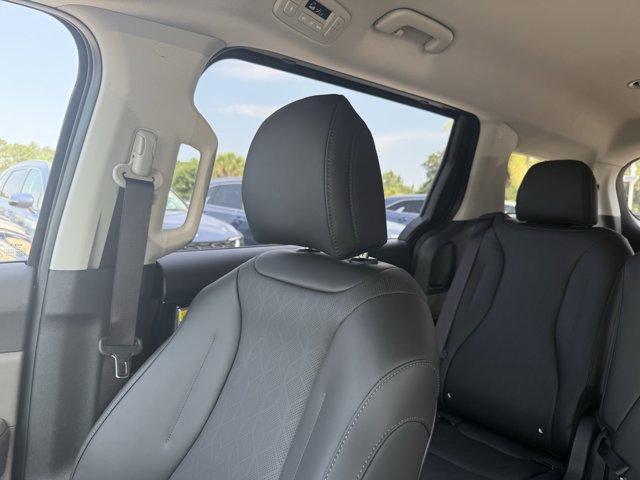 new 2025 Kia Carnival car, priced at $40,400