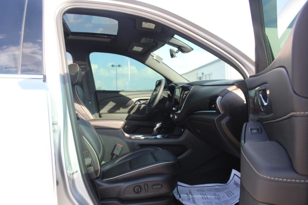 used 2022 Chevrolet Traverse car, priced at $32,990