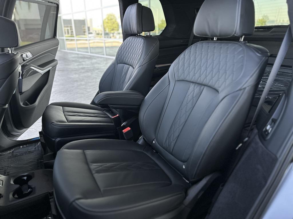 new 2025 BMW X7 car, priced at $125,545
