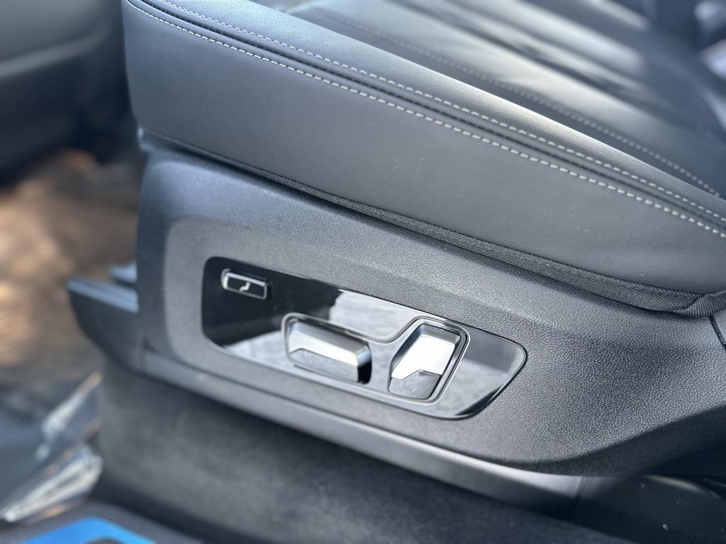 new 2025 BMW X7 car, priced at $125,545