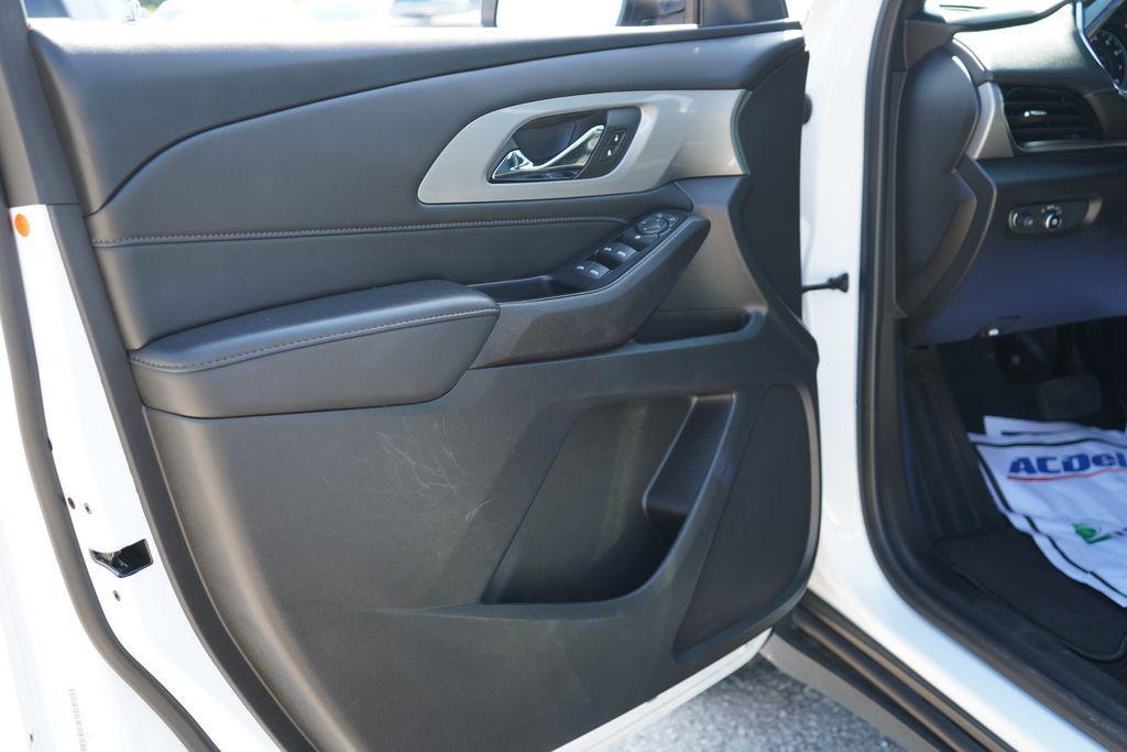 used 2023 Chevrolet Traverse car, priced at $25,900