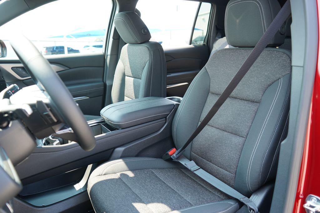 new 2026 Chevrolet Traverse car, priced at $42,138