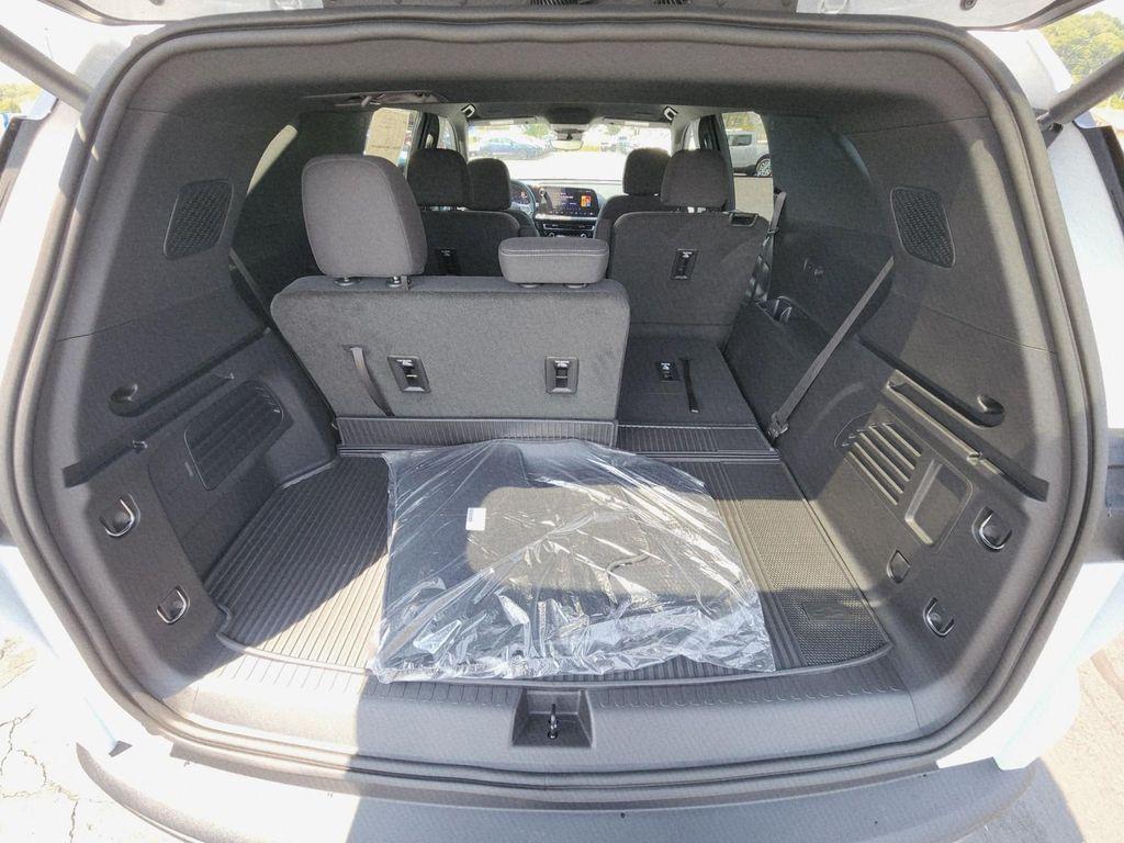 new 2026 Chevrolet Traverse car, priced at $43,215