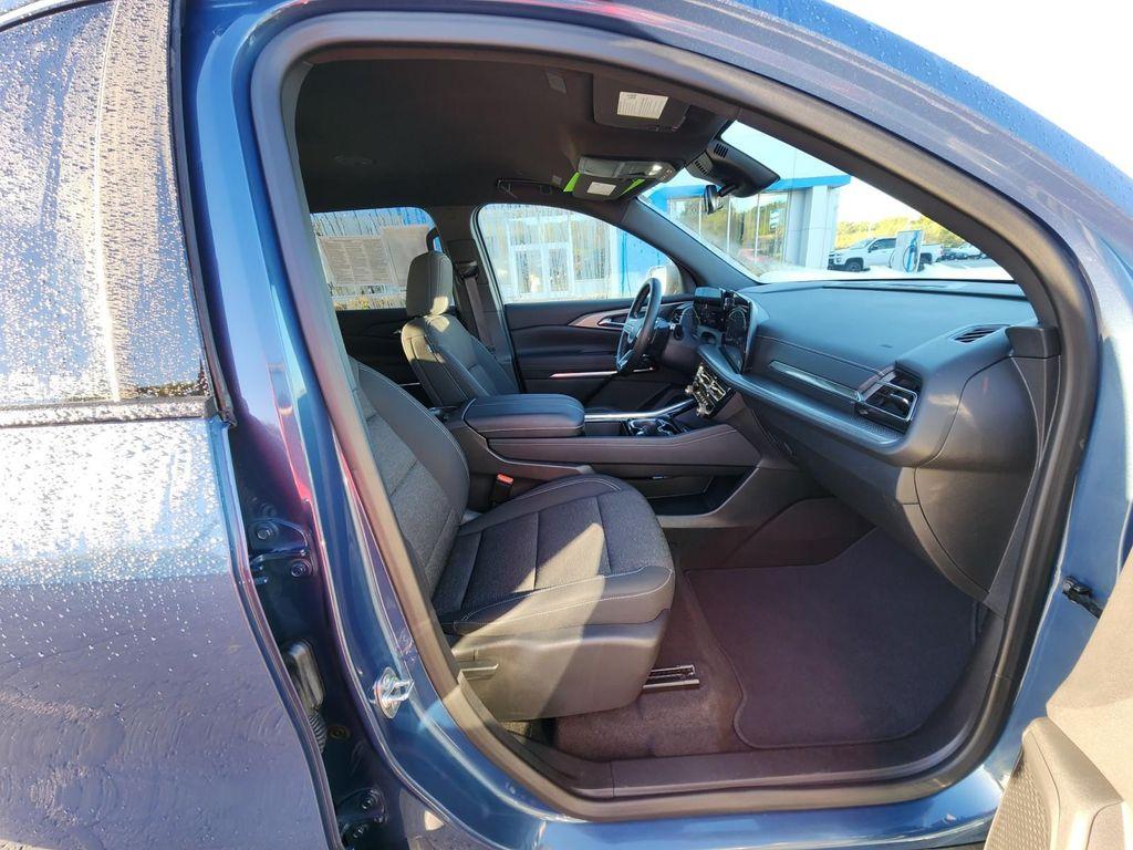 used 2025 Chevrolet Traverse car, priced at $39,987