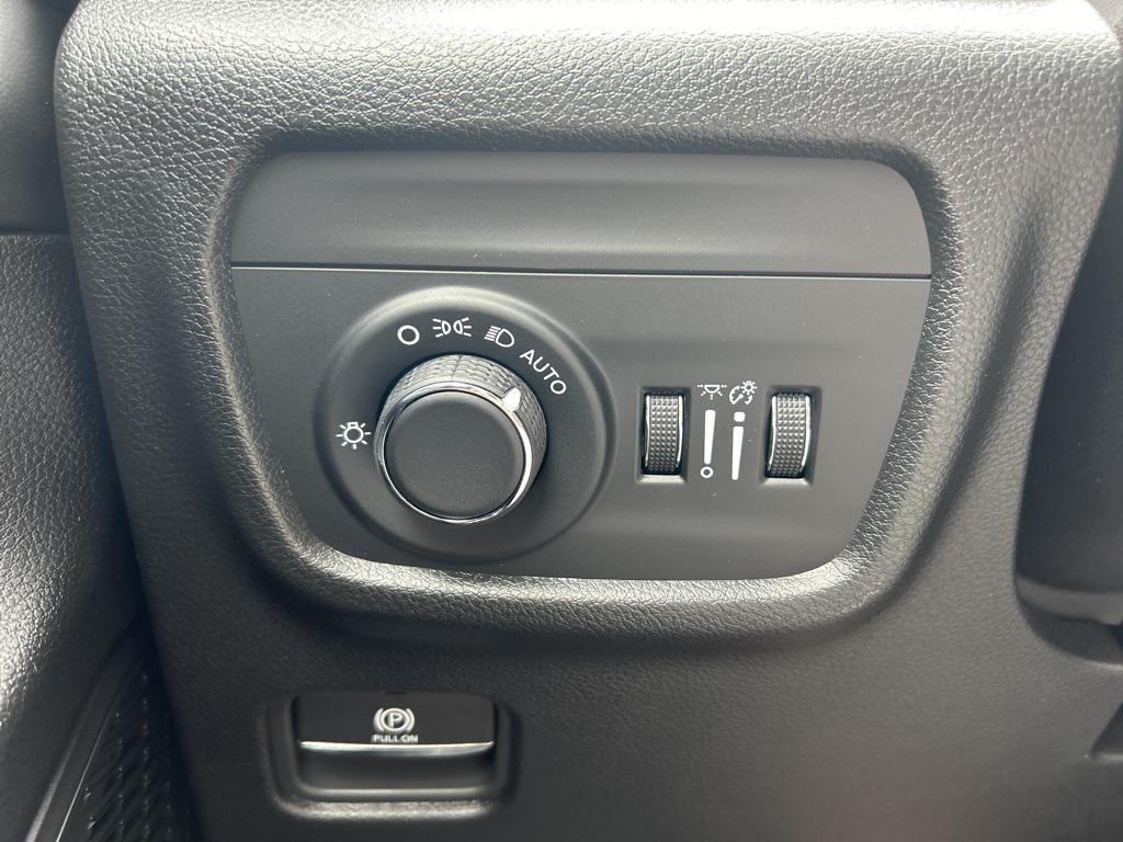 new 2025 Jeep Grand Cherokee car, priced at $41,992