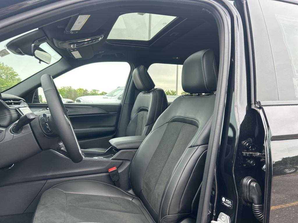 new 2025 Jeep Grand Cherokee car, priced at $41,992
