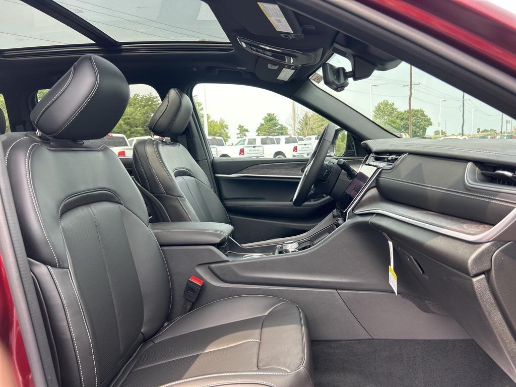 new 2025 Jeep Grand Cherokee car, priced at $50,270